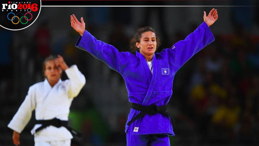 Atlet Judo Majlinda Kelmendi membuat sejarah pertama kalinya peraih medali emas setelah mengalahkan Odette Giuffrida Italia dalam kategori 52 kg perempuan. - INDOSPORT
